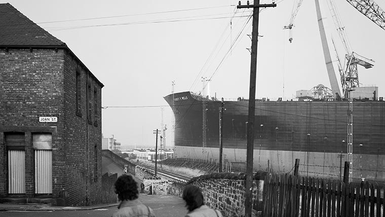 Chris Killip, Shipyard workers looking at the Everett F Wells, Wallsend ©Chris Killip